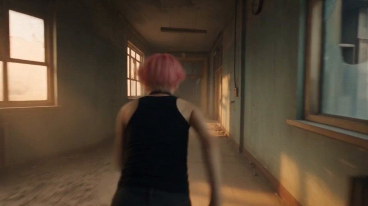 기본 설정: 분홍 머리 여성이 종말 이후 황무지의 한 작은 마을 교육 건물에서 다양한 좀비 괴물들을 피해 달리고 추격당하는 짧은 영상. 분홍 머
