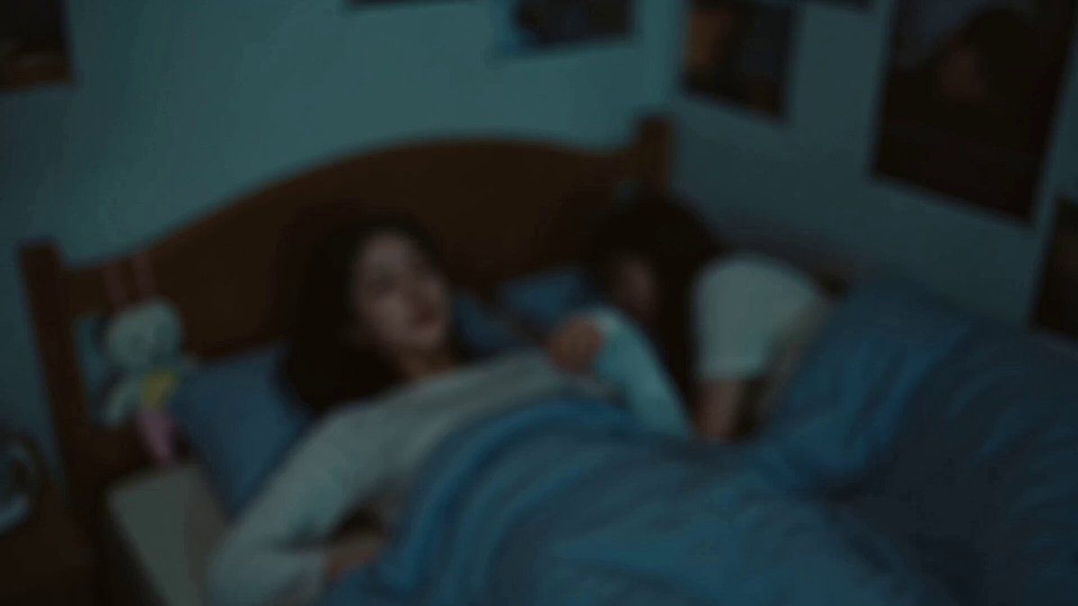 **카메라:** DV 16mm 테이프 캠코더 핸드헬드 느낌. CHASE가 각 장소마다 직접 카메라를 든 시점이며, 가끔 핸즈프리 순간을 위해 잠