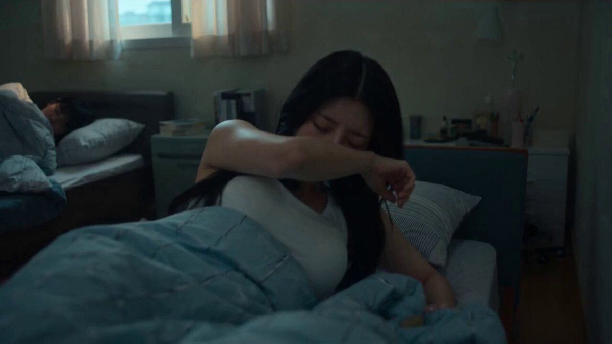 카메라: 핸드헬드 DV 16mm 캠코더 POV. 체이스(CHASE)가 자신을 스스로 촬영한다. 자연스러운 흔들림, 완벽하지 않은 프레이밍, 느린