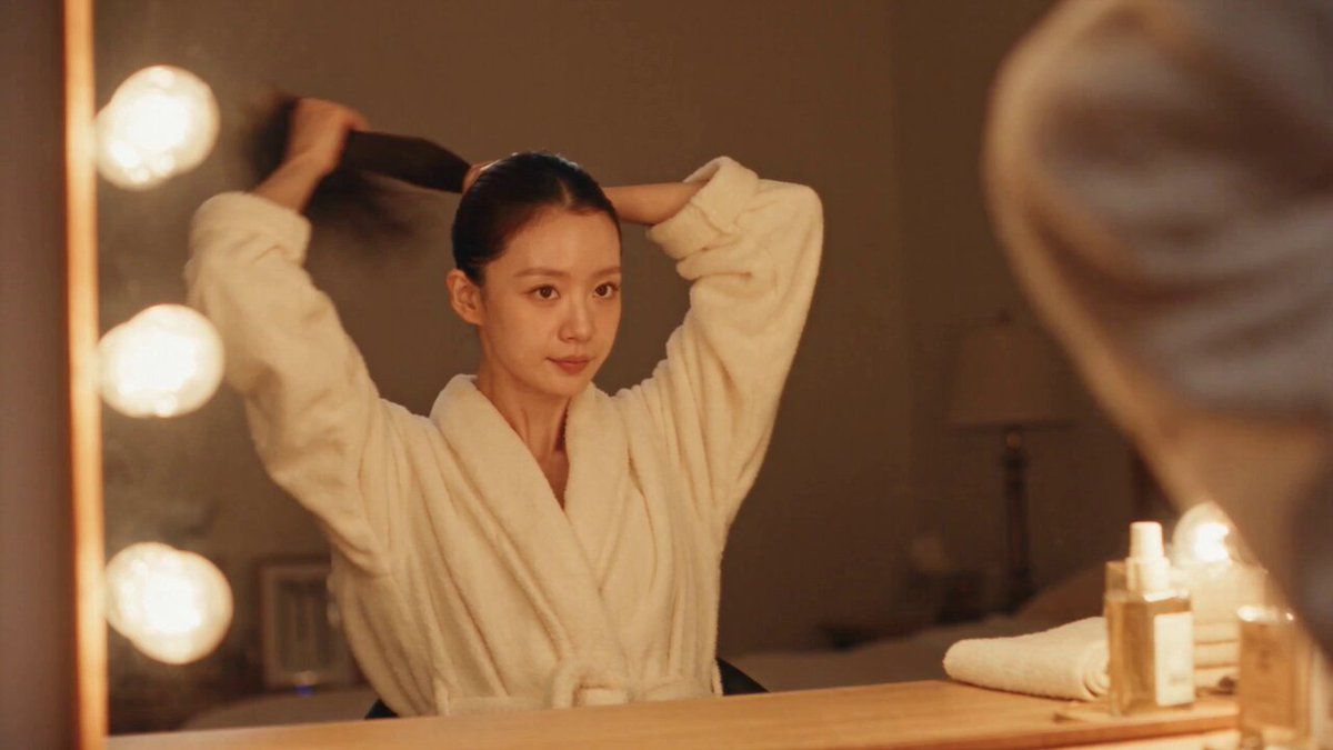 프롬프트 → 생성 → 다듬기 → 최종 시네마틱 결과물. 모든 과정이 Lovart 안에서 이루어져서 다른 도구들을 오가지 않고도 계속 반복 작업을