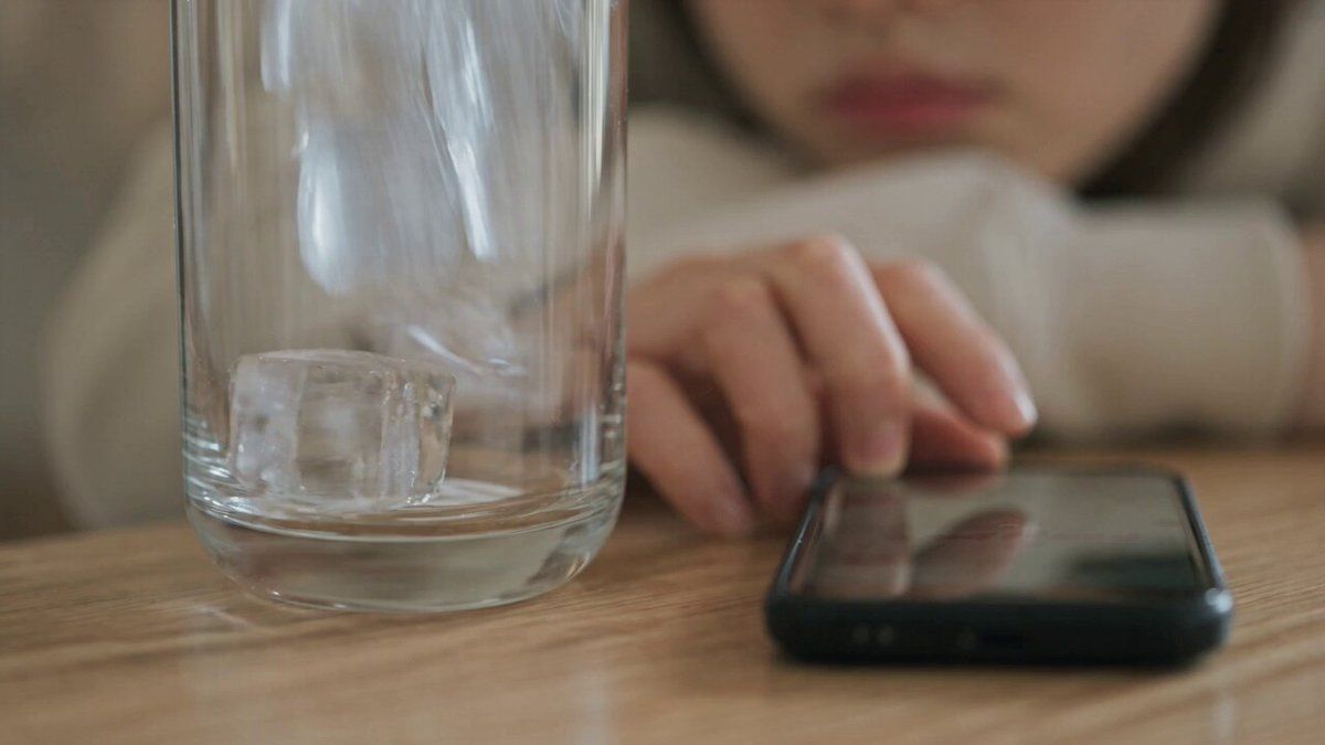 몽타주, 여러 컷의 캔디드 관찰형 영상. 단일 카메라 앵글이나 원테이크를 사용하지 않는다. 우연히 실제 삶을 포착한 듯한 느낌의 핸드헬드 다큐멘